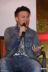 组图：陈奕迅巡演开庆功宴 否认婚变称家庭幸福