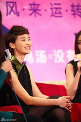 组图：《等风来》倪妮演装女 冯绍峰包场支持