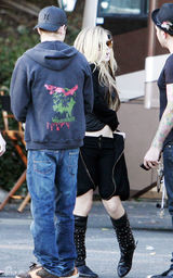 幻灯图集：艾薇儿遭拍单身生活 服饰前卫行动不适