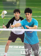 组图：《艺体能》现场 昌珉李钟秀玩命练习