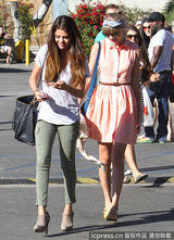 组图：小天后斯威夫特与戈麦斯相约出街