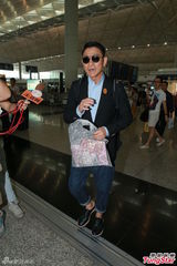 组图：刘德华急离港避台风 20余名粉丝护送