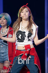 组图：韩团少女时代露小蛮腰 新曲打榜三连冠