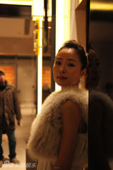 幻灯：江一燕小露香肩 优雅长裙尽显纯净美丽