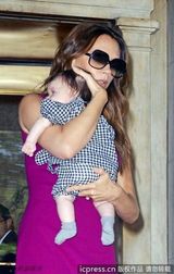 组图：辣妹产后身材恢复 小七格纹连身裤超可爱