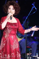 组图：蔡琴一身圣诞红台北开唱 与歌迷过平安夜