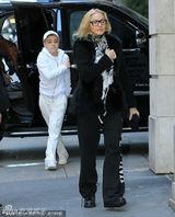 组图：麦当娜素颜前往教堂小男友现身围巾遮面