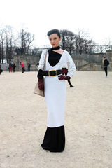 组图：霍思燕黑白长裙亮相巴黎复古优雅