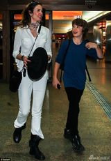 组图：滚石米克之子现身机场 与父相似度达99%