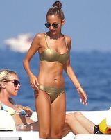 组图：妮可-里奇携家人出海 金色比基尼秀蛮腰