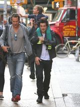 组图：奥兰多背爱子出游 小弗林调皮抠老爸鼻子