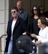 毒舌评委西蒙情人节喜当爹 温馨抱子父爱浓(图)