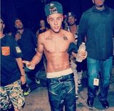 组图：贾斯汀-比伯被曝巴西逛妓院 披床单离开