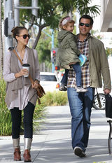 组图：杰西卡-阿尔芭素颜现身 全家外出其乐融融