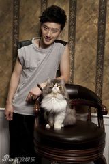 组图：乔任梁登宠物杂志 爱心绝招搞定大牌猫咪