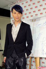 组图：陶喆黑色西服帅气亮相 现场不会写中文