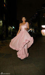 组图：孙敬媛桃色长裙亮相 为好声音关喆拍MV