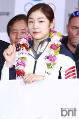 组图：韩花滑女王金妍儿等结束冬奥会归国