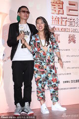 组图：葛仲珊获最佳新人奖 登台表演花裙抢镜