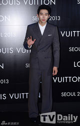 组图：少时Jessica秀美腿 崔智友长裙优雅