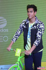 组图：彭于晏运动装亮相帅气抢镜