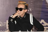 组图：G-Dragon权志龙黑超拄拐 自称龙龙狂卖萌