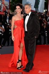 组图：《地心引力》桑德拉性感红裙亮相威尼斯