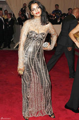 高清组图：纽约大都会庆典 M.I.A.秀金色网状礼服