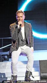 组图：西城男孩英国告别巡演 深情放歌魅力不减