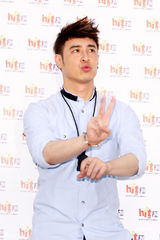 组图：潘玮柏活动亲吻女婴 小Baby企图挣脱