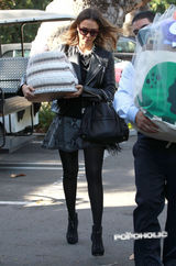 组图：阿尔芭透明黑丝外出购物 神色凝重满载归