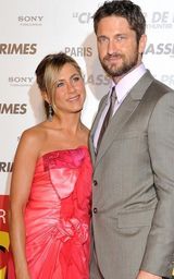 高清图：《赏金猎人》巴黎首映 安妮斯顿红裙夺目