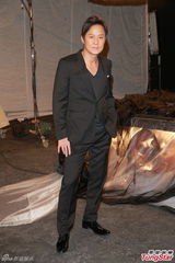 组图：张智霖为自己导MV 蔡一杰伍咏薇现场搞怪