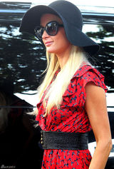 高清组图：帕丽斯-希尔顿V领红裙现身加油站