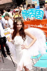 幻灯图：周秀娜女神装招募单身男女 大赞男友体贴