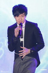 组图：昆凌劲歌热舞秀身材 结婚大事只等周董点头