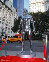 组图：贝克汉姆凿银雕像立于三市城区引围观