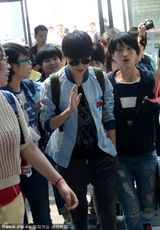 组图：李宇春双手插兜机场照酷劲十足 粉丝围堵