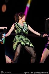 组图：谢霆锋献唱演唱会 蔡依林露胸垫上下走光