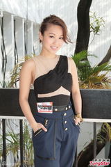 组图：官恩娜与男友吉他传情 赞朱莉切乳房防癌