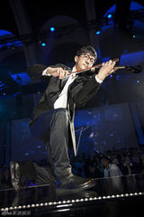 组图：张鲁一小提琴秀写真显艺术家气质