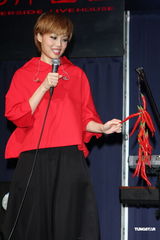 组图：容祖儿睽违11年台北开唱 一身大红烧乌龟