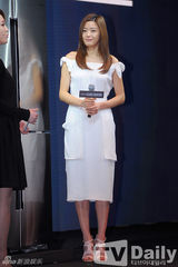 组图：全智贤白裙性感站台 露香肩甜美端庄