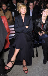 41岁乌玛-瑟曼被曝怀第三胎 平底鞋亮相时装周(图)