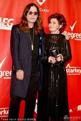 组图：摇滚巨星奥齐-奥斯本帅气 强抱GaGa合影