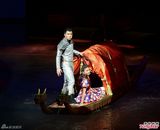 组图：容祖儿献唱被猛男保护 甜笑认男友喜绿装