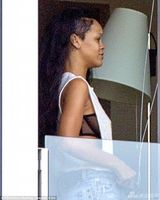 组图：蕾哈娜素颜现身酒店 面色憔悴双眼无神