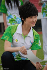 高清组图：李宇春献歌大运会 与志愿者同拍MV