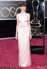 组图：安妮-海瑟薇粉色露背裙 玉肌美艳诱人