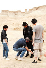 组图：陈坤再登杂志封面 拍摄花絮曝光